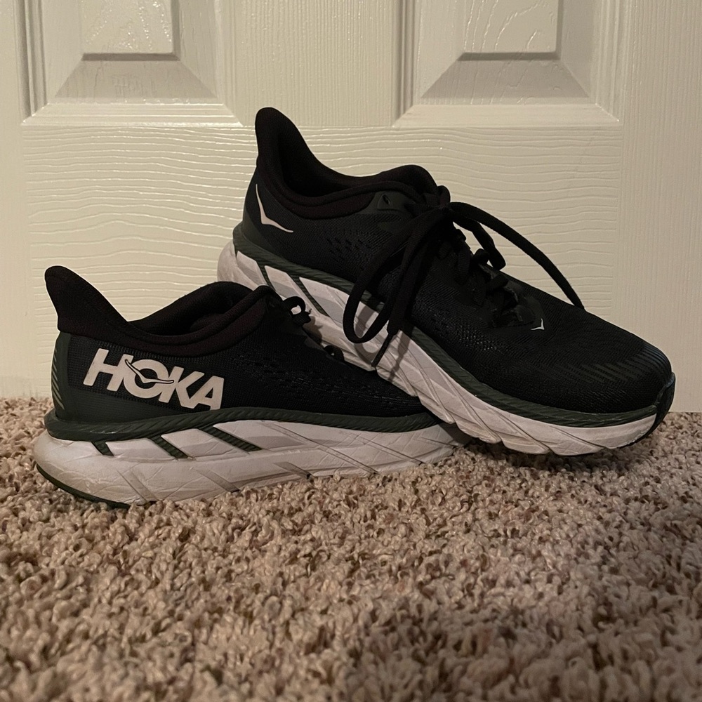 Black womens size 7.5 Hoka (Clifton 7)